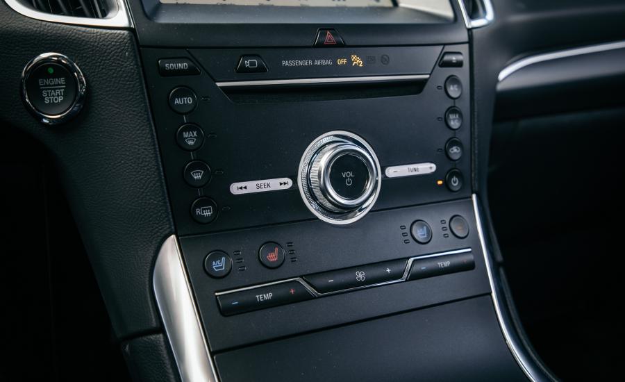Детали интерьера Ford Edge Titanium 2018 года  (NA) (фото 16 из 29)